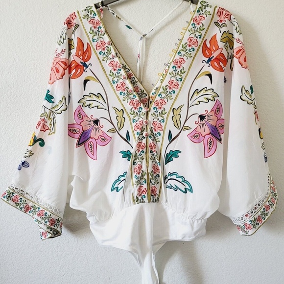 Unworn Farm Rio Off-White Floral Romantic Bodysuit - Picture 4 of 10
